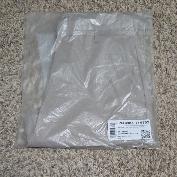 *NWT* Fabletics The Don 8" Inseam Shorts - Men's Khaki, Size 32 - Picture 10 of 11